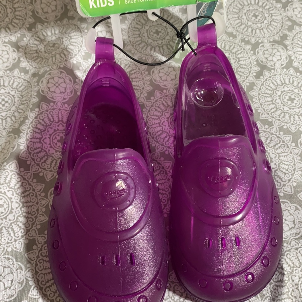 Size 5/6 Kids water shoes - Picture 3 of 10